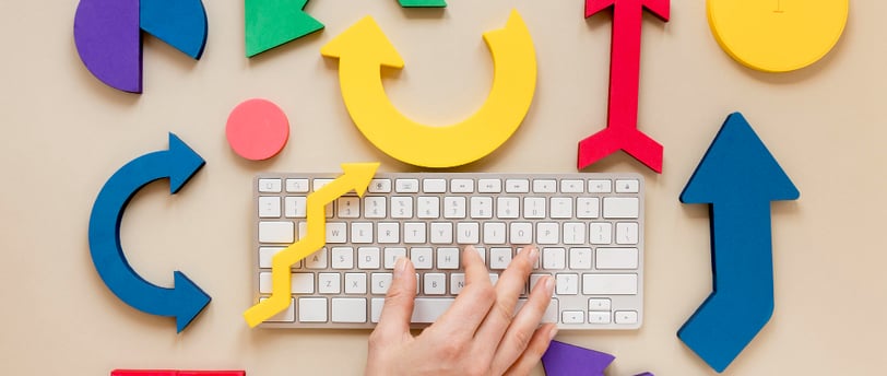 Teclado e ícones associados ao marketing digital