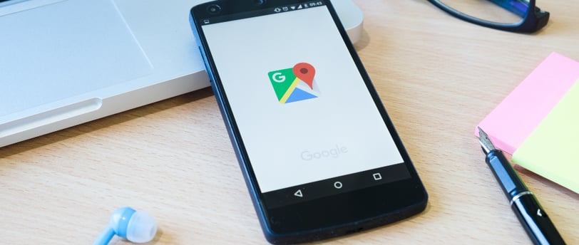 Celular com o ícone do Google Maps
