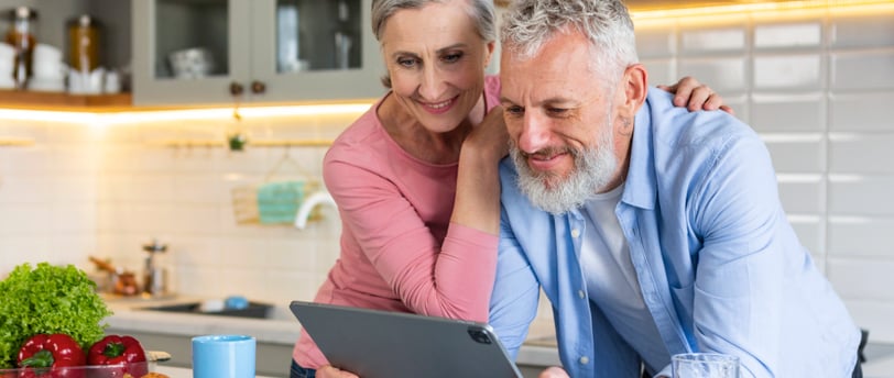 pareja de adultos mayores, jugando al memory games en una tablet