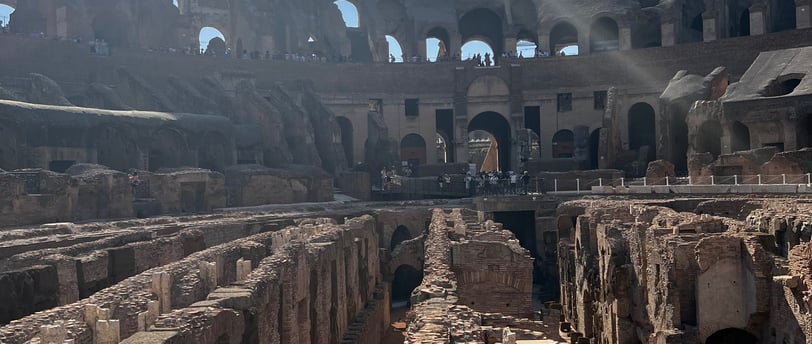 grande arena feita com pedras e tijolos - Coliseu de Roma