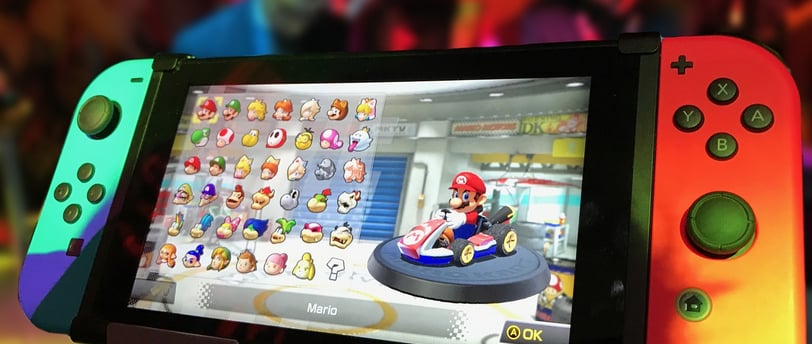 Nintendo Switch mostrando a seleção de personagens no jogo Mario Kart Deluxe 8