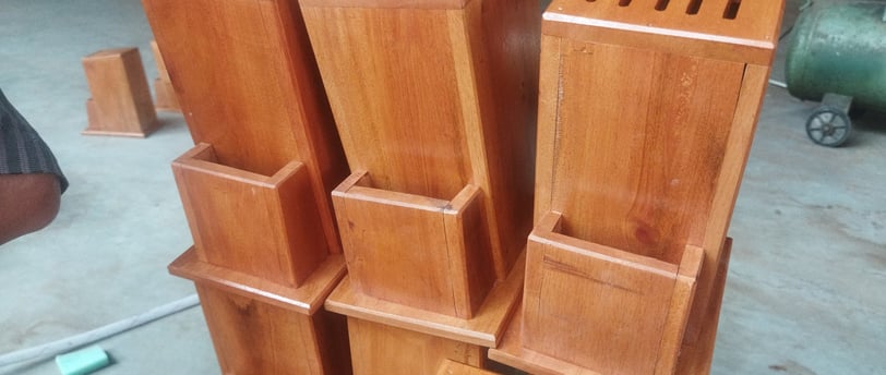 tempat pisau dinding