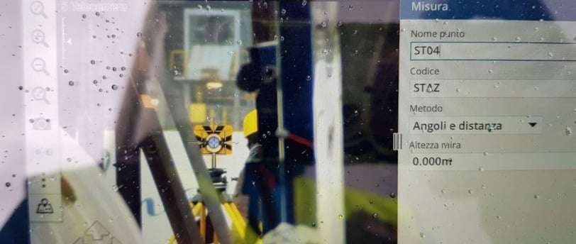 Trimble Access while measuring a reflective prism with Trimble SX10