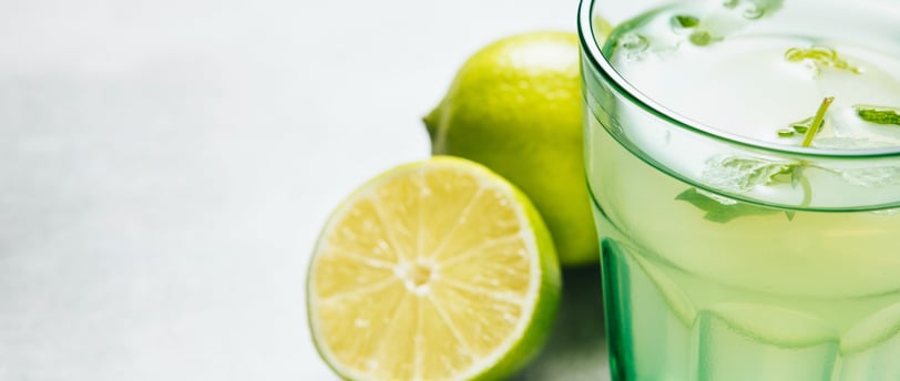 Copo de agua com limão 