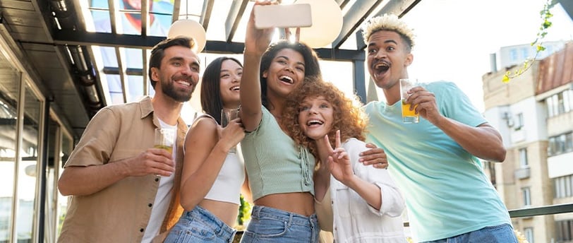 Amigos felizes se divertindo