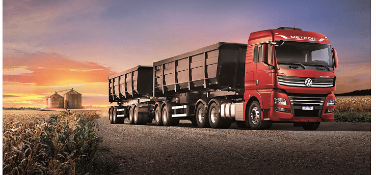 Caminhão de carga rodando em estrada brasileira com paisagem ao fundo – transporte eficiente e seguro.