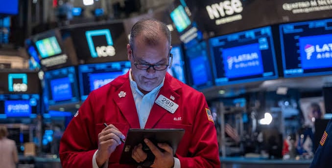 U.S. Stock Futures Drop Amid Earnings Reports, Rising Treasury Yields, and Political Uncertainty