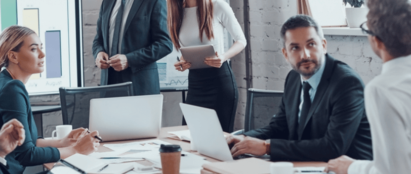 Grupo de executivos reunidos numa mesa de reunião