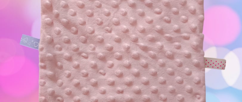 doudou bébé plat avec languette pour la psychomotrocité