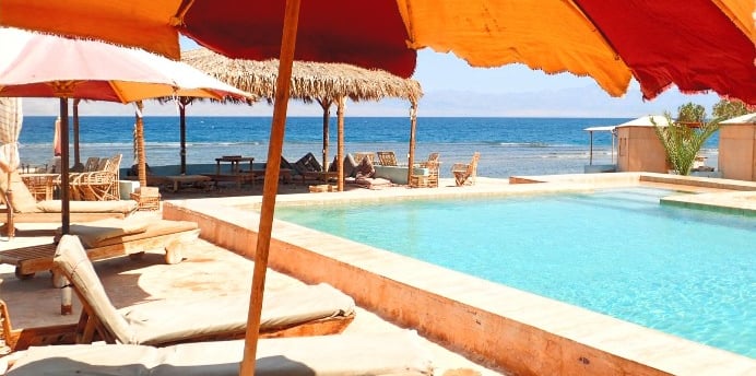 Bucurați-vă de vremea în octombrie lângă piscina cu vedere la mare de pe plajă