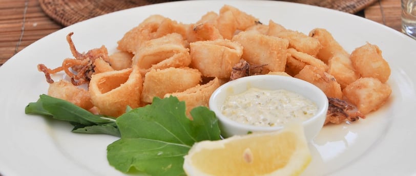 calamares a la romana con limón y salsa