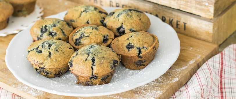 Muffins de arándanos en plato