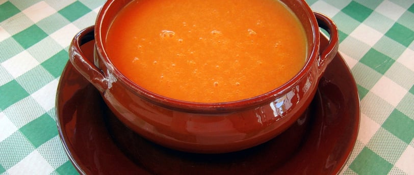 gazpacho andaluz en cazuela de barro