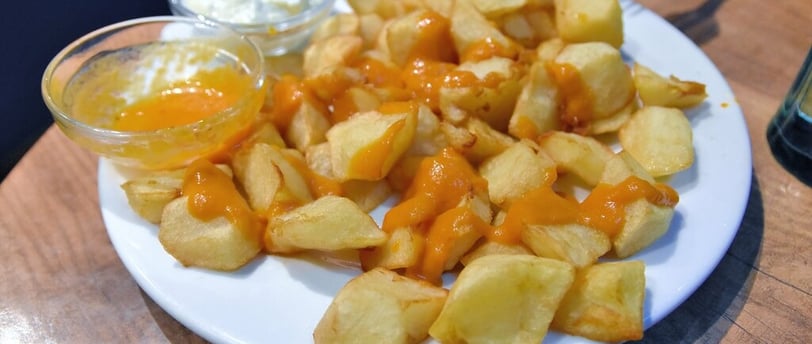 patatas bravas con salsa de tomate y mayonesa