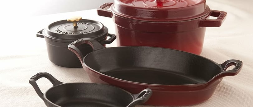 variedad de ollas y sartenes de cocina