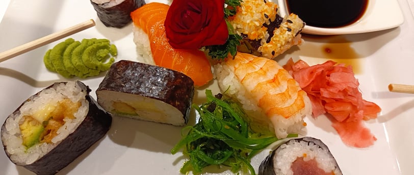 bandeja con variedad de sushi
