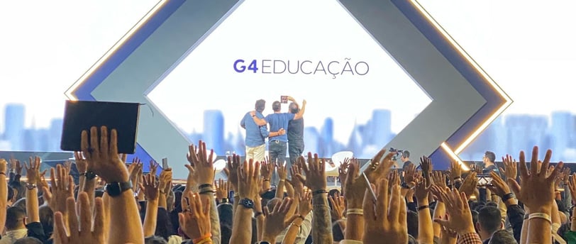 Apresentadores do G4 Valley na frente de uma multidão de pessoas