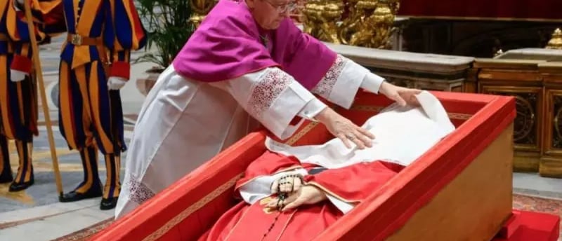 imagem mostra o velorio do papa francisco e porque ele é feito em 3 caixões do vaticano
