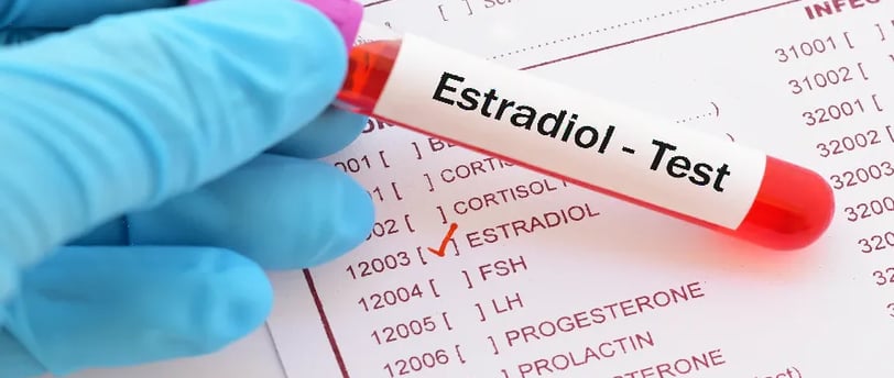 Estradiol (E2) hormonu, kadın sağlığı ve üreme sistemi üzerinde önemli rol oynayan bir östrojen türüdür.