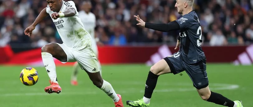 Vini Jr em ação durante jogo entre Real Madrid e Rayo Vallecano, pela 27ª rodada de La Liga (Foto: Thomas COEX / AFP)