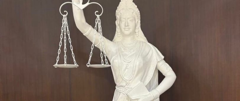 The blindfold of the "goddess of justice" has been removed, instead of the sword in her hand she now holds the Constitution.