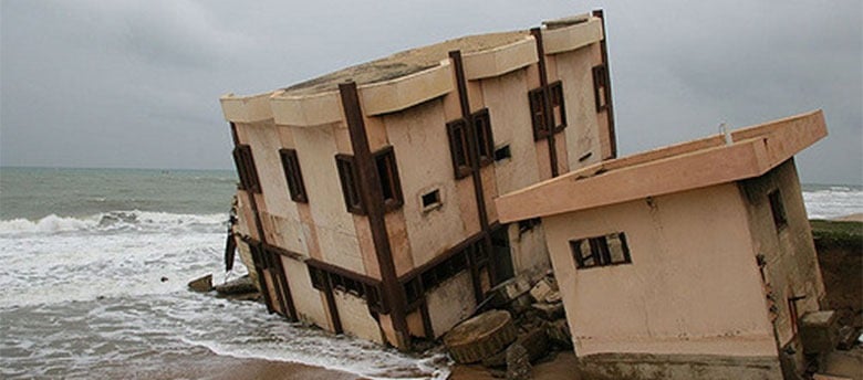 une maison qui a été détruite par l'océan