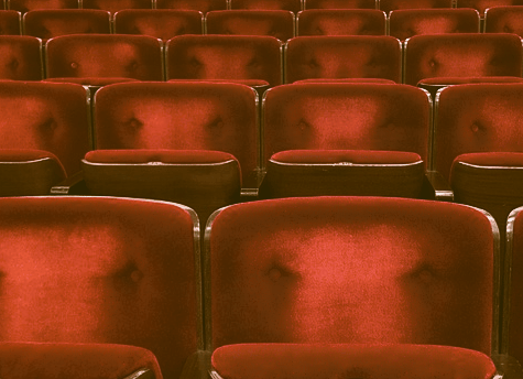 des sièges rouges en velours d'une salle de cinéema, chaise vide