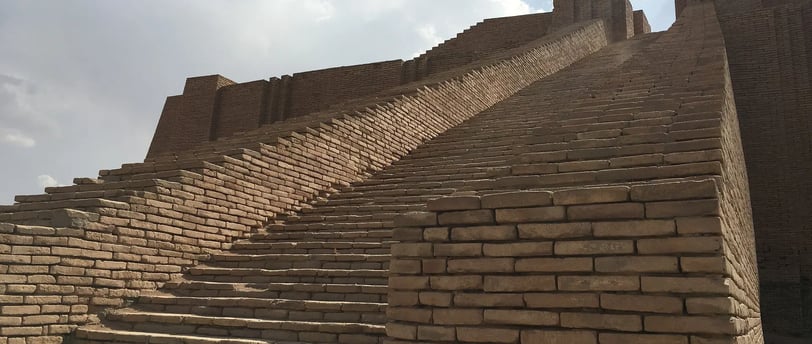 la ziggurat d'Ur est une pyramide à degrés