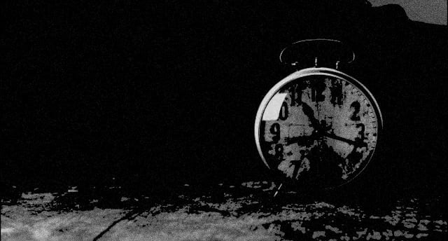 Relógio escuro - horário de verão