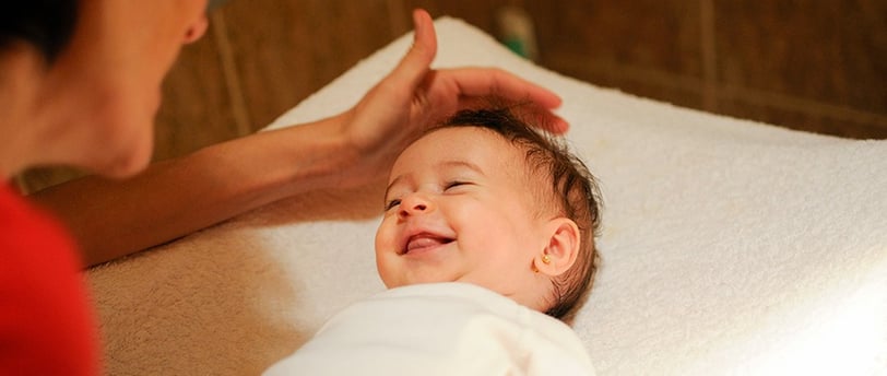 Mẹ Việt massage cho bé trong ánh sáng nhẹ nhàng, kết nối yêu thương bằng đụng chạm dịu dàng