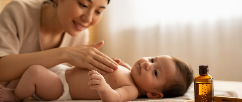 Mẹ massage cho bé sơ sinh bằng dầu massage thiên nhiên trong không gian ấm áp, nhẹ nhàng.