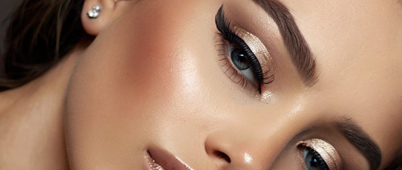 Makeup shimmer eyes berkilau untuk pengantin, menampilkan efek kilau yang glamor