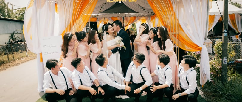 Foto oleh Toàn Văn: https://www.pexels.com/id-id/foto/cinta-orang-orang-bunga-bunga-laki-laki-137062