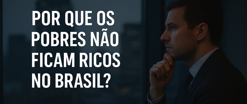 Jovem pensativo olhando para o horizonte com notas de dinheiro na mão – reflexão sobre riqueza