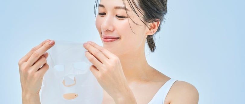 uma moça colocando uma mascara facial