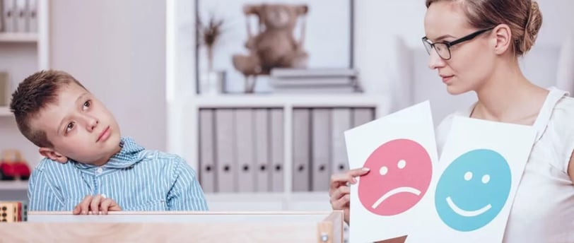 seorang anak berkebutuhan khusus atau autisme yang sedang diterapi