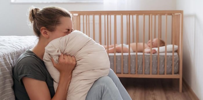 seorang ibu yang mengalami baby blues pasca melahirkan