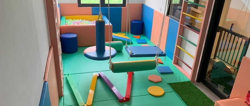 ruang terapi SI warna hijau biru orange