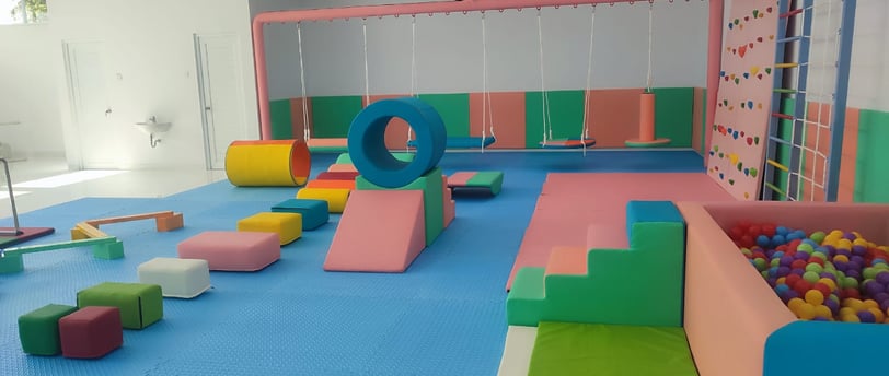 ruang terapi SI dan kolam bola warna warni