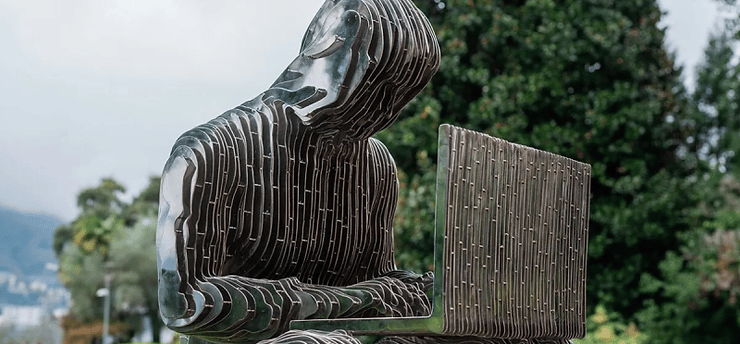 Estátua em homenagem a Satoshi Nakamoto.