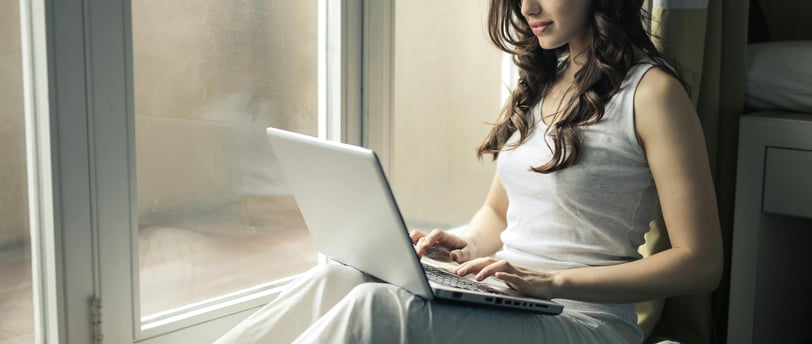uma mulher com um notebook trabalhando na internet.