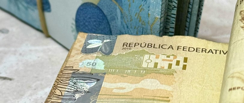 muitas notas de reais.