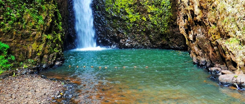 A Cachoeira dos Quatis com 46 metros de queda livre e trilha de 1.500 metros, entre cabreúva