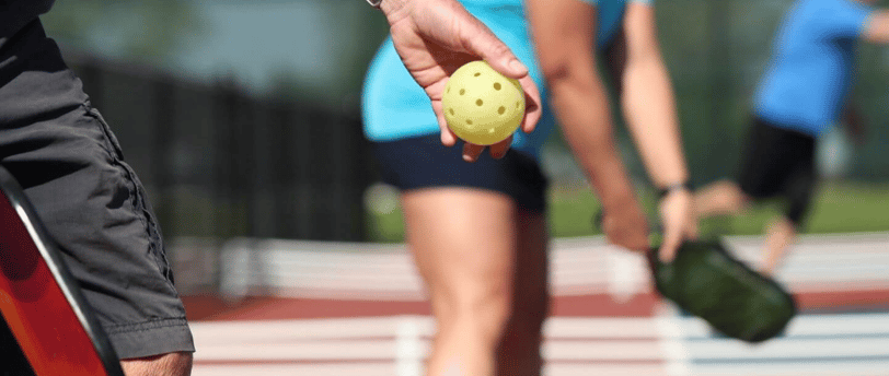 position idéale pour un service au pickleball