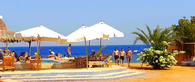  en strand med parasoller rundt et basseng i Egypt 