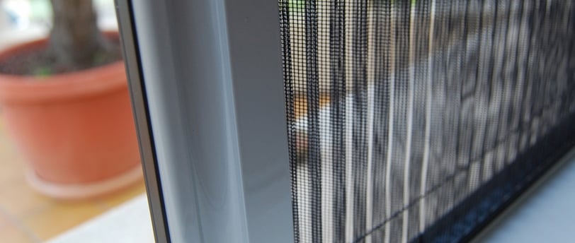 moustiquaire sur fenêtre PVC et Alu