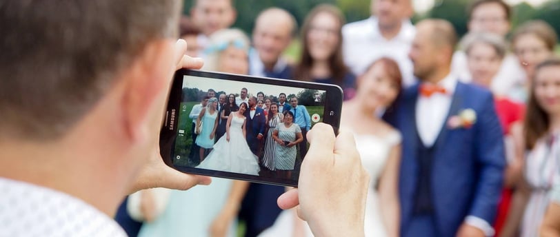 photo de téléphone portable prenant une photo de groupe lors d'un mariage en Bourgogne