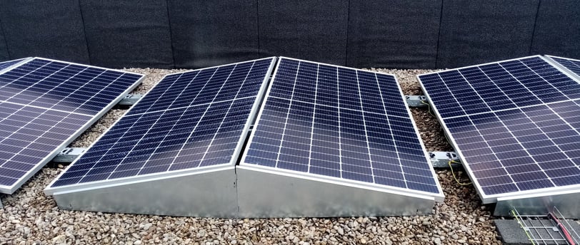 Un grupo de paneles solares