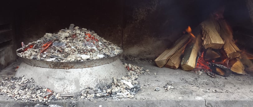 Peka le barbecue croate avec cendre au dessus