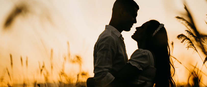 casal em um campo
